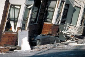 Destruction in San Francisco's Marina District following the 1989 Loma Prieta earthquake (U.S. Geological Survey photo by Flickr user CIROnline via CC BY 2.0 >>)